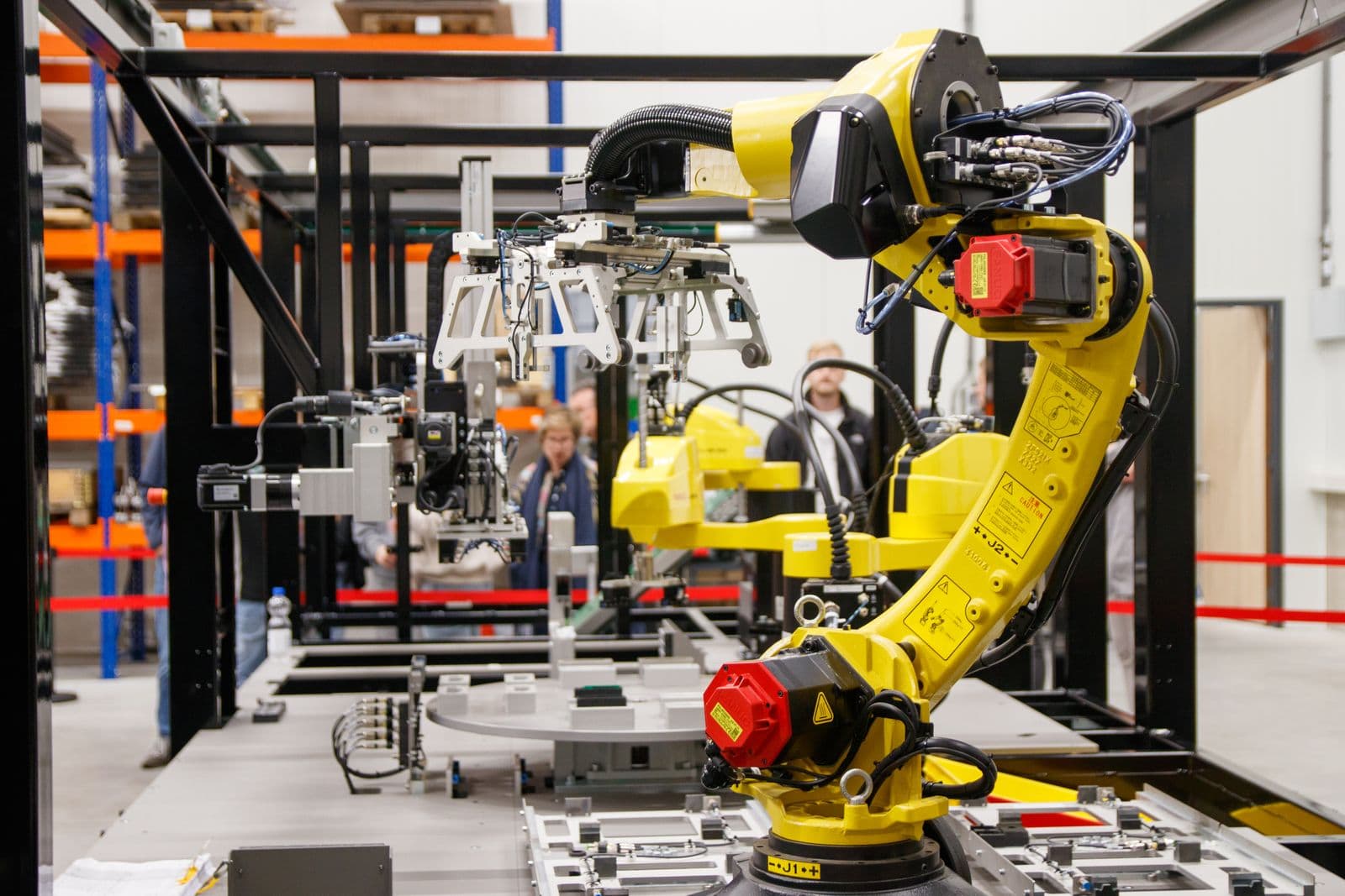 Güvenlik çitiyle çevrili endüstriyel robot hücresi